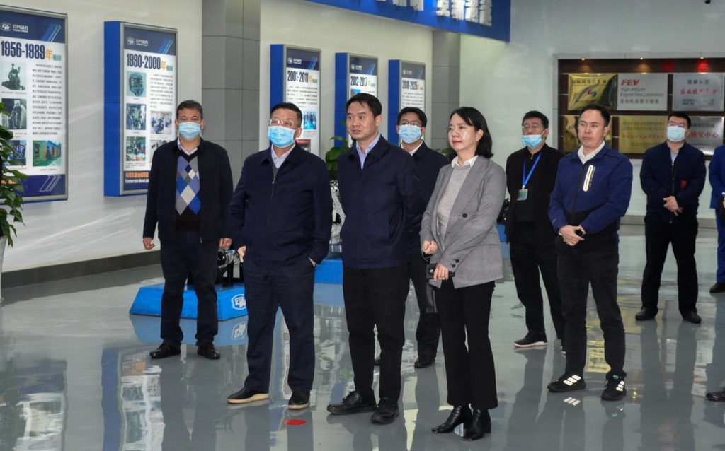 昆明市委常委杨东伟一行到云南J9集团国际站动力集团有限公司发展调研